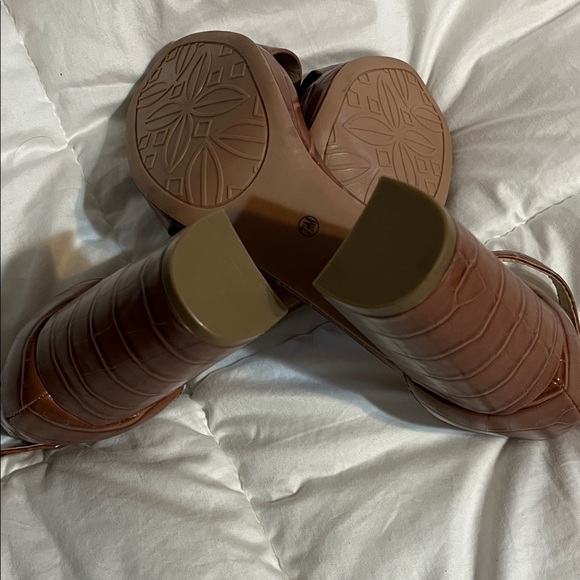 Chinese Laundry Tan Croc-Embossed Heels - Picture 4 of 8